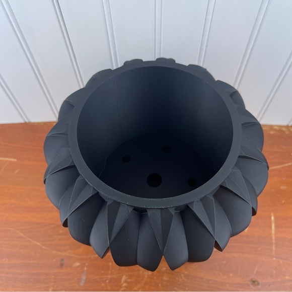 Halden Planter Pot, Indoor Planter w/ Drainage Hole and Drip Tray - Picture 3 of 10